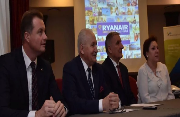 {Władze województwa warmińsko-mazurskiego spotkały się z przedstawicielami linii lotniczych Ryanair.}
