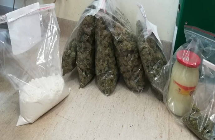 {Olsztyńscy policjanci zatrzymali pseudokibiców, u których znaleziono duże ilości narkotyków.}
