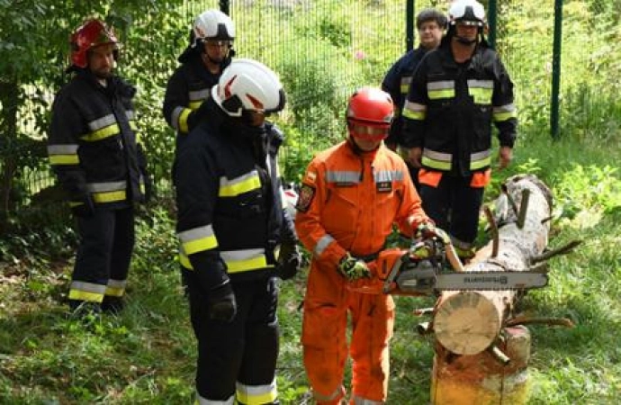 {Ukraińscy strażacy – ochotnicy przechodzą wszechstronne szkolenie na Warmii i Mazurach.}