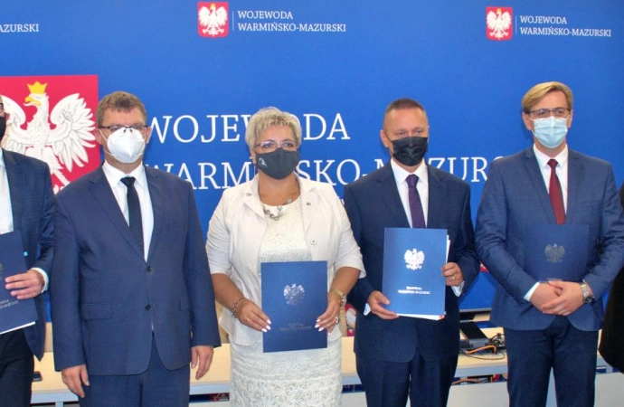 {Wojewoda warmińsko-mazurski podpisał z samorządowcami pierwsze umowy z nowego rozdania funduszy na poprawę bezpieczeństwa pieszych.}